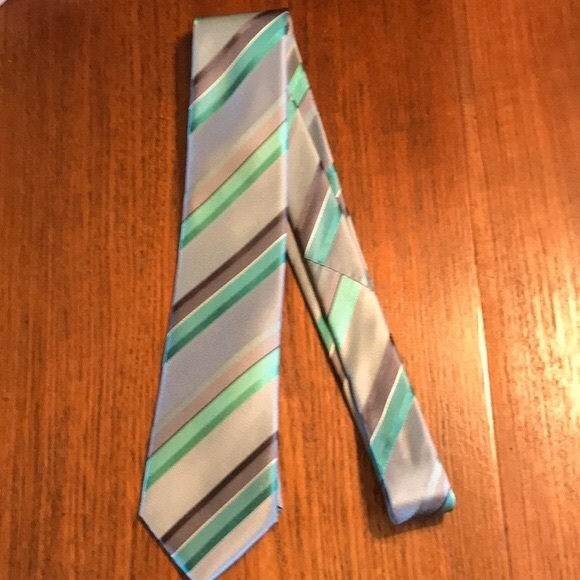 Kenneth Cole Reaction Silk Tie - Picture 4 of 9